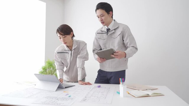 真剣に打合せをするビジネスマン