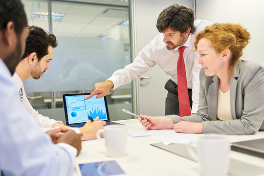 Manager mit Digramm auf Computer im Business Meeting