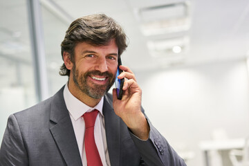 Erfolgreicher Business Mann telefoniert mit dem Smartphone
