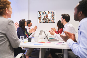 Applaus beim Business Meeting mit Videokonferenz