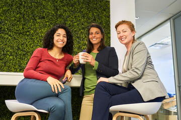 Drei junge Frauen als Business Kollegen in einer Kaffeepause