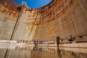 Male worker rope hoist-up plate Installation of the inside of the storage tank