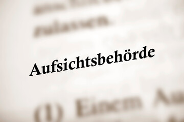 Aufsichtsbehörde - schwarz weiß Text mit sepia Hintergrund