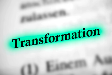 Transformation - schwarz weiß Text türkis markiert