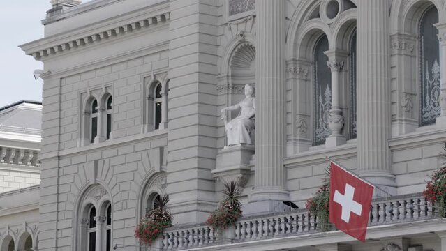 Entr&eacute;e du Palais F&eacute;d&eacute;ral suisse &agrave; Berne