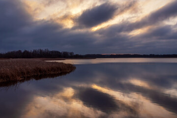 Pochmurny poranek nad jeziorem, Podlasie, Polska