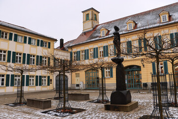 Fototapeta na wymiar Winterliches Ansbach; Karlsplatz mit Karlshalle und Skulptur 