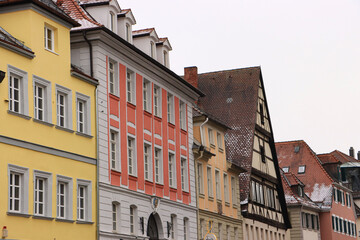 Obraz premium Ansbacher Vielfalt; Häuserfassaden am Martin-Luther-Platz