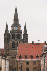 Fototapeta premium Winterliches Ansbach; St. Gumbertus mit Stadthaus