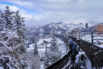 越後湯沢温泉の高台から眺める上越線の線路と上越新幹線。
