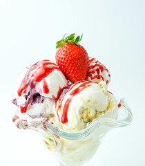 Copa con tres bolas de helado de platano, crema y fresa