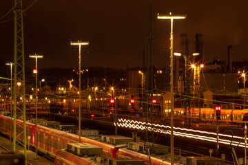 Fototapeta na wymiar Nachtbetrieb am Kaiserslauterer Hauptbahnhof