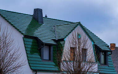 Ein Haus mit grünem Dach
