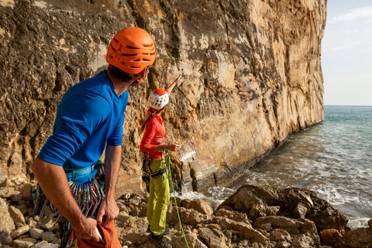 Getting ready to climb in Raco del Corv cove /  Luces Nocturnas route 6b