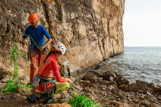Getting ready to climb in Raco del Corv cove /  Luces Nocturnas route 6b