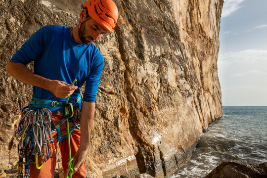 Getting ready to climb in Raco del Corv cove /  Luces Nocturnas route 6b