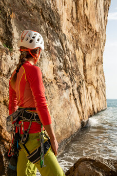 Getting ready to climb in Raco del Corv cove /  Luces Nocturnas route 6b