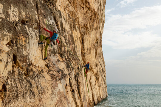 Climbing in Raco del Corv cove /  Luces Nocturnas route 6b