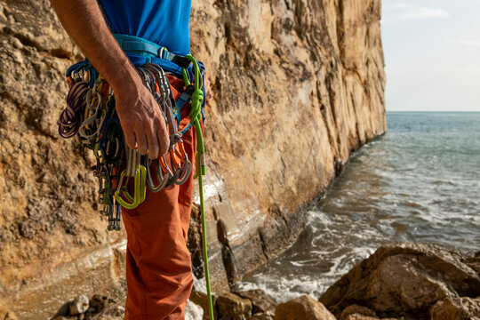 Getting ready to climb in Raco del Corv cove /  Luces Nocturnas route 6b
