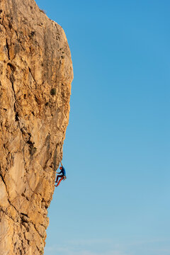 Climbing in Raco del Corv cove /  Luces Nocturnas route 6b