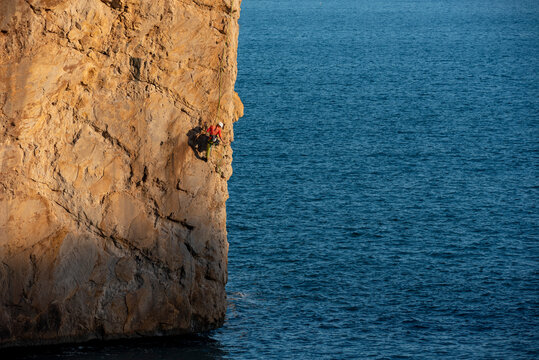 Climbing in Raco del Corv cove /  Luces Nocturnas route 6b