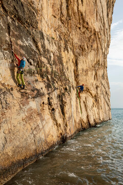 Climbing in Raco del Corv cove /  Luces Nocturnas route 6b