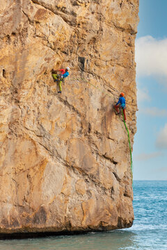 Climbing in Raco del Corv cove /  Luces Nocturnas route 6b