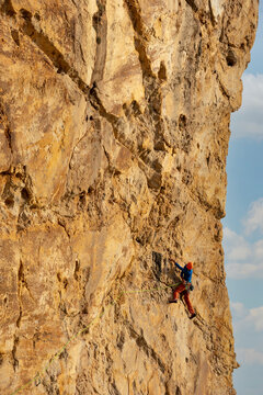 Climbing in Raco del Corv cove /  Luces Nocturnas route 6b
