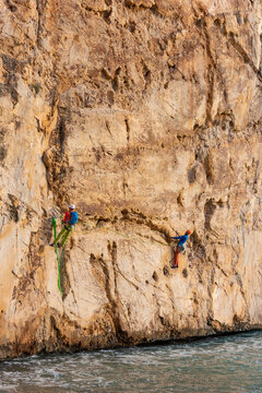 Climbing in Raco del Corv cove /  Luces Nocturnas route 6b