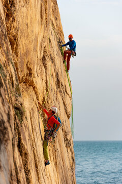Climbing in Raco del Corv cove /  Luces Nocturnas route 6b