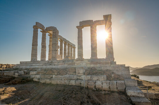 Antiker Marmortempel des Poseidon bei Sonnenuntergang - Kap Sunion, Attika, Griechenland