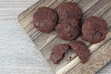 flat lay dark chocolate cookies on a chopping board