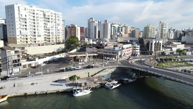  imagem de drone do canal do centro de Guarapari, mostrando o transito, os barcos, carros e o por do sol.	
