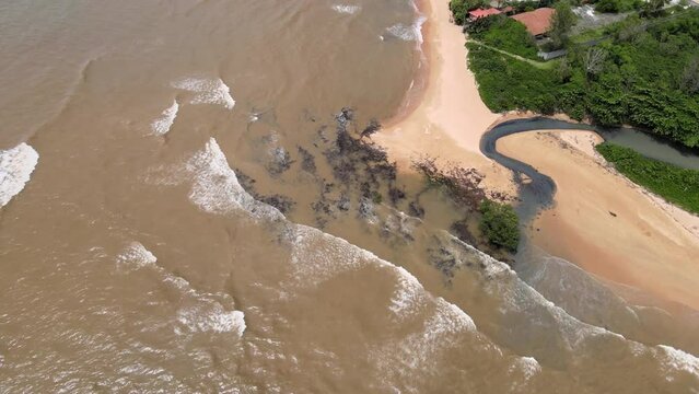 Imagem de drone da praia de Manguinhos e um dia com nuvens. Praia deserta na cidade da Serra no Espírito Santo.	
