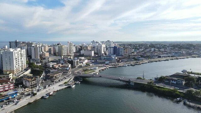  imagem de drone do canal do centro de Guarapari, mostrando o transito, os barcos, carros e o por do sol.	
