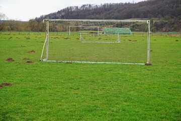 Fußballplatz bei Regen im Winter