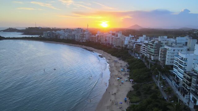 Por do sol na praia de Peracanga e de Bacutia na Enseada Azul em Nova Guarapari no sul do estado do Esp&iacute;rito Santo.