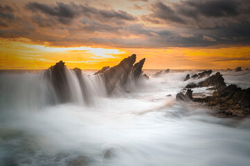 Fototapeta premium Beautiful sky and wave flow on the beach