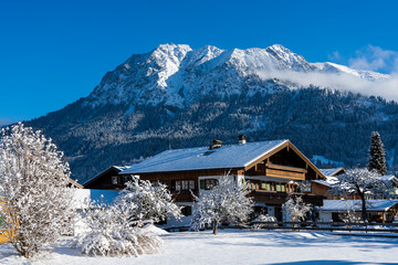 Oberstdorf mit Blick zum Rubihorn in Winterlandschaft