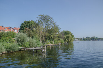 Plöner Schloss und Parkanlage mit Plöner Altstadt und Plöner See .