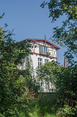 Fototapeta na wymiar Plöner Schloss und Parkanlage mit Plöner Altstadt und Plöner See .