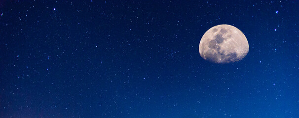 Obraz na płótnie Canvas the moon in the blue night sky.
