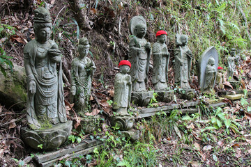 statues of jizo and buddhist (?) divinities at tachikue in japan  - obrazy, fototapety, plakaty