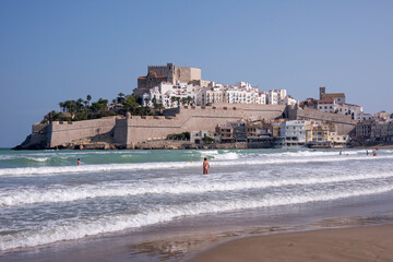 Playas y vista del Castillo y de la ciudad amurallada de Peñíscola, provincia de Castellón,...