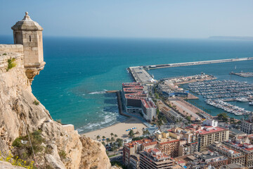 Vista del puerto y costa de Alicante desde el castillo de Santa Bárbara