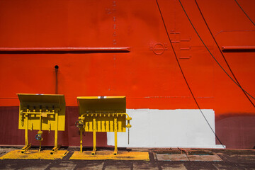 nabrzeże stoczniowe z elementami wyposażenia - obrazy, fototapety, plakaty