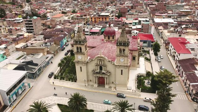 catedral, iglesia junto a un parque Tarma Jun&iacute;n Per&uacute; 