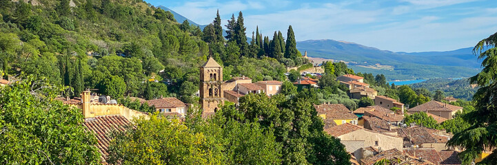 Fototapeta na wymiar Panoramic view of the village of Moustiers Sainte Marie in the Verdon valley, France