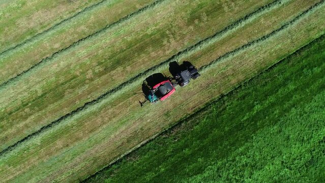 Treker mit einer Stroh Festkammerpresse bei der Strohernte auf einem gem&auml;hten Feld