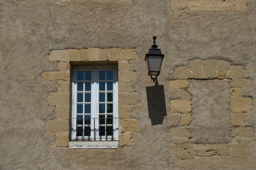 Fototapeta na wymiar Fenêtre à petits carreaux à coté d'une lanterne